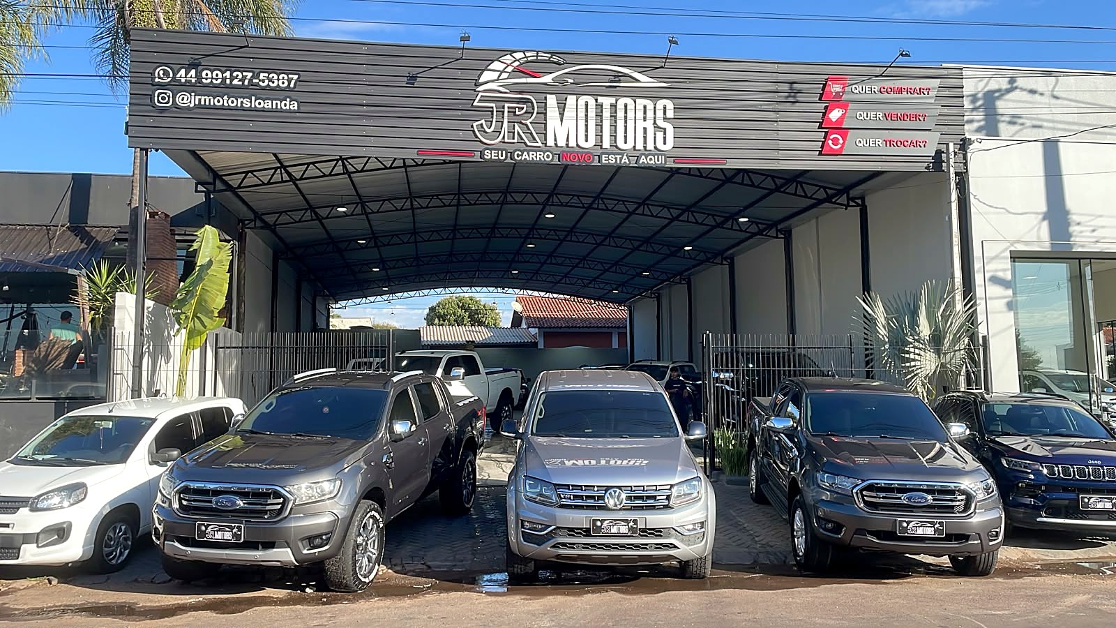 Fachada da JR Motors em Loanda, PR, com os seminovos no pátio